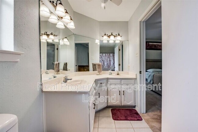 Building Photo - 617 Main St