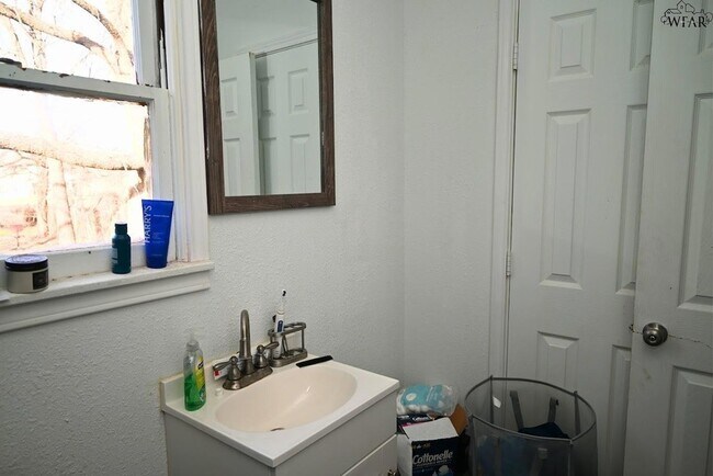 Building Photo - 902 Flood St