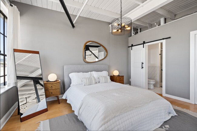 Building Photo - Industrial Chic 3bed/3bath loft style cond...
