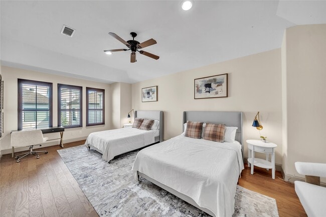 Building Photo - 2318 Camden Dr