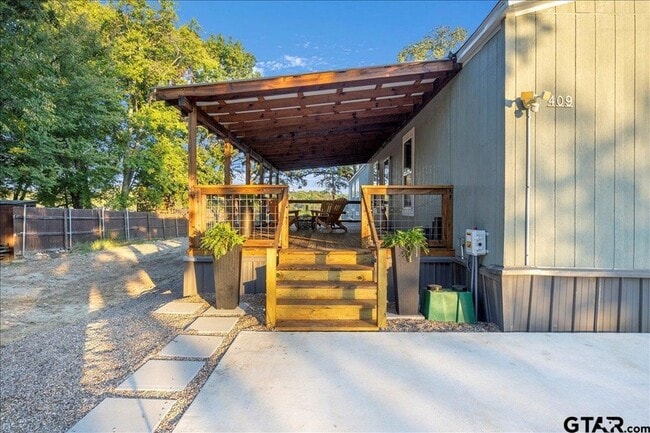 Building Photo - 409 Willow Dr