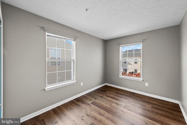 Building Photo - 8833 Hawthorne Ct