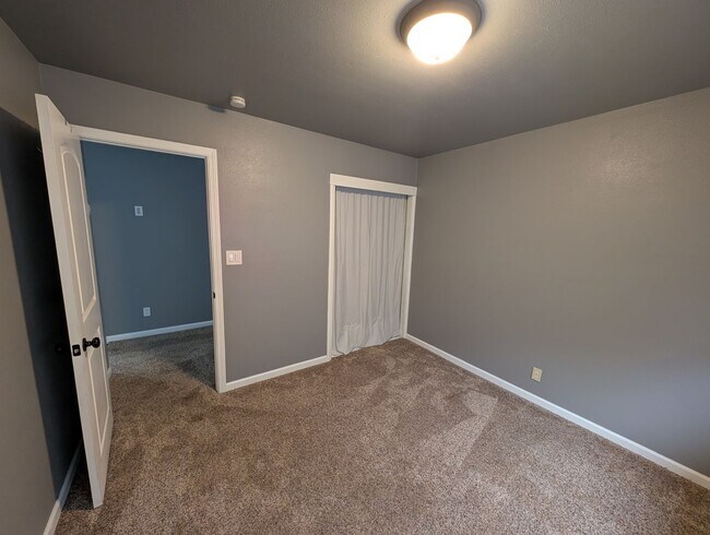 Building Photo - Single Family Home Near Shopping and Schools