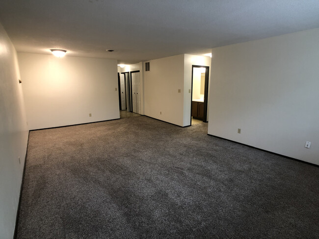 Building Photo - 2 Bedroom/1 Bathroom Available Near UND