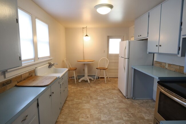 Building Photo - 1 bed 1 bath home along the river