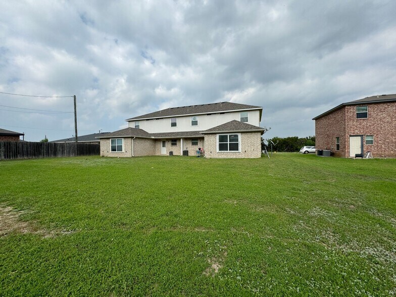 Building Photo - 1602 Aztec Trce