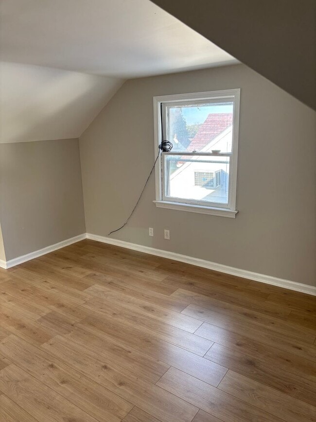 Building Photo - Maple Heights Single Home