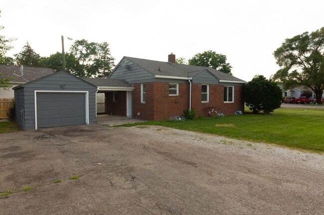 Building Photo - 2 Bed 1 Bath Home located in Warren Township