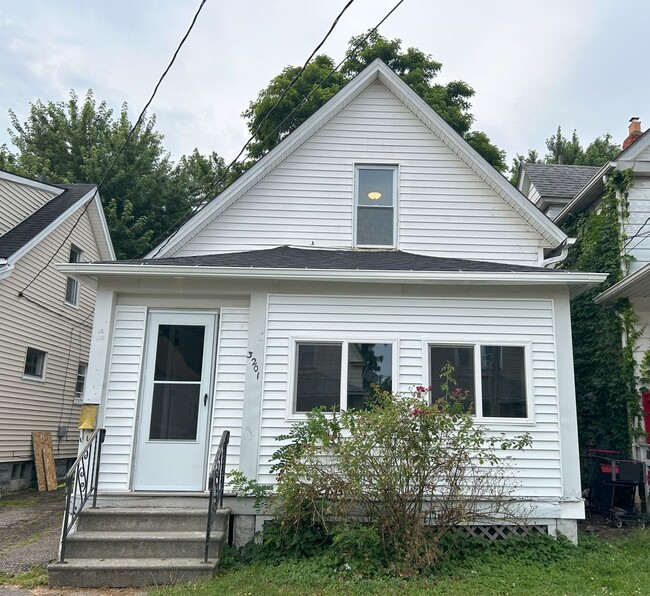 Building Photo - Old Brooklyn Area - 4 Bedroom - 1 Bath - Single Family Home