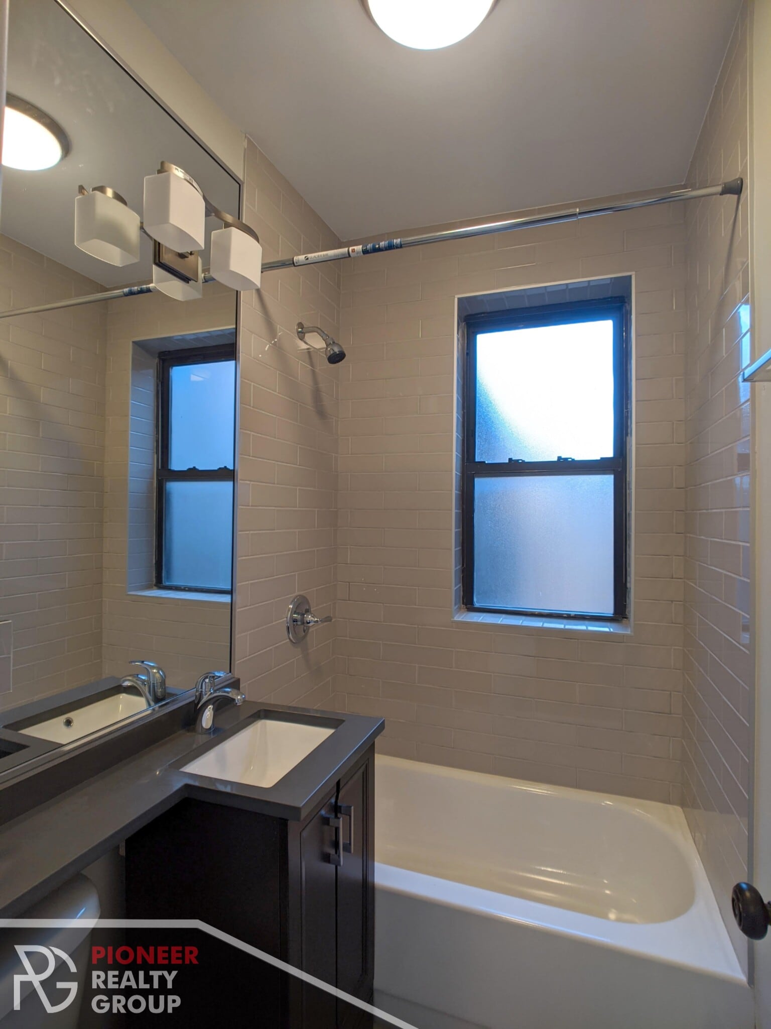 Building Photo - 437 W Belden Ave