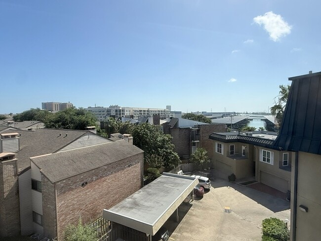 Building Photo - 921 Marine Dr
