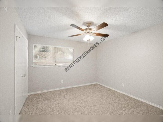 Building Photo - 1410 Pine Hill Dr