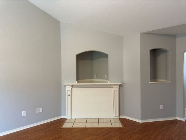 Building Photo - Beautiful 3 Bed 2 Bath Home w/ 2-Car Garage