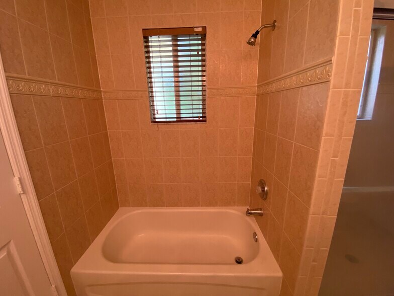 Building Photo - 2910 SE 13th Ave