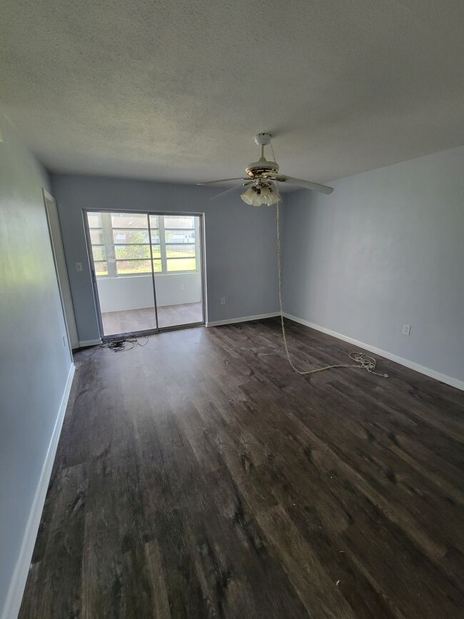 Building Photo - 1 BEDROOM 1.5 BATH CONDO IN VIBRANT 55+ CO...