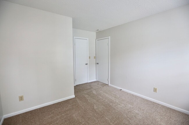 Building Photo - Updated & Ready 11-06-25! Charming Condo i...