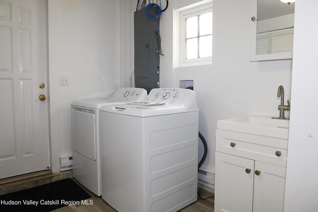 Building Photo - 7217 Albany Post Rd