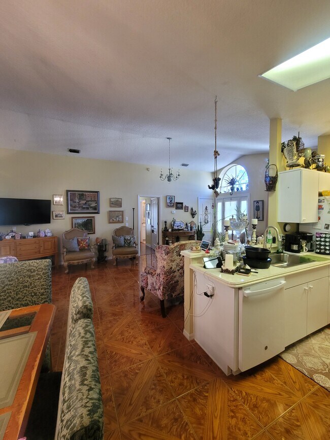 Building Photo - 8430 Madrid Rd