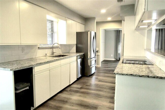 Building Photo - 2913 Ridgedale Dr