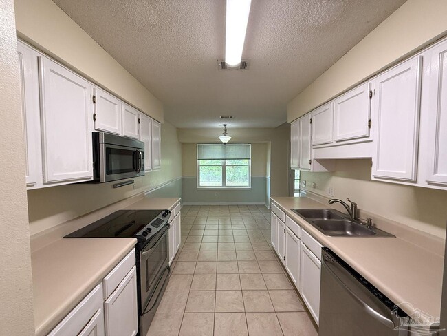 Building Photo - 10609 Creek Ridge Dr