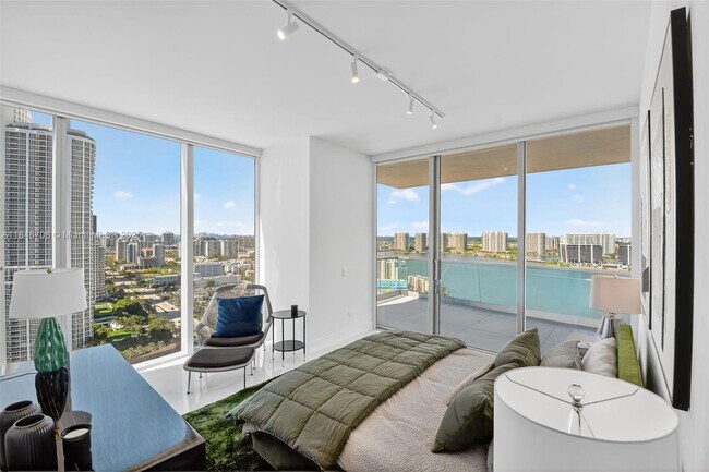 Building Photo - 18501 Collins Ave
