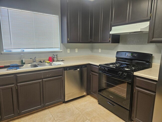 Building Photo - Beautiful Kerman Home!