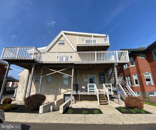 Building Photo - 478 E Main St