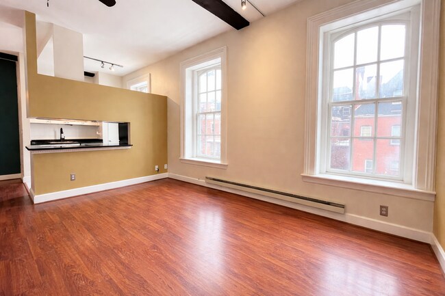 Building Photo - Pet Friendly 1 Bedroom Plus Den For Rent - Near Betty's, Close to Downtown!