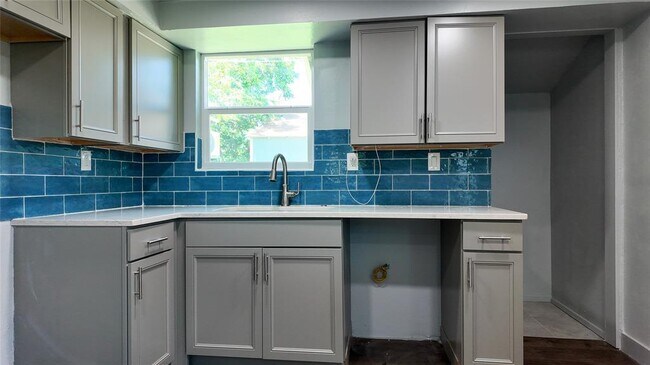 Building Photo - 5717 S Francis Ave