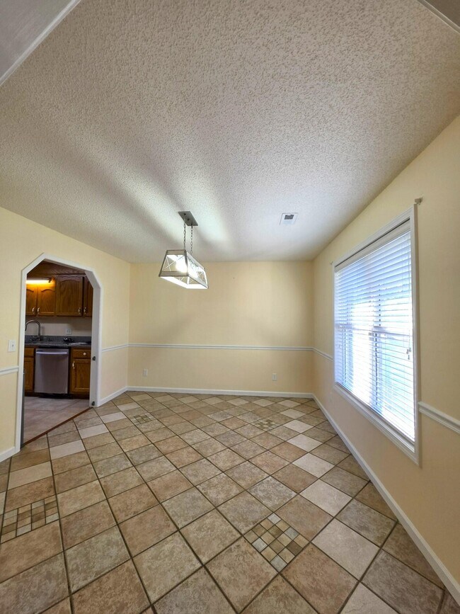 Building Photo - 450 Derek Dr