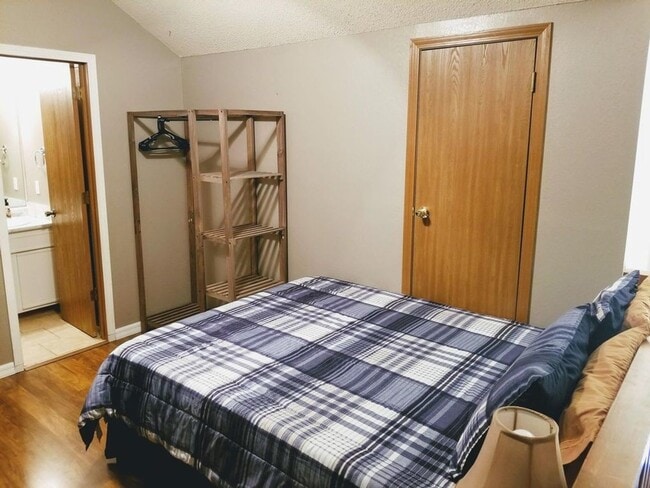 Building Photo - Recently Renovated Furnished 2 Bedroom 2 Bath Apartment in Branson MO