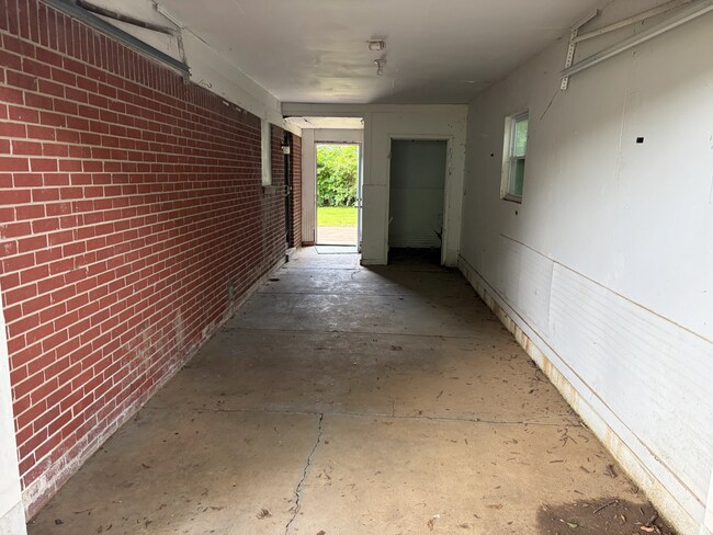 Building Photo - 812 Leacrest Ave