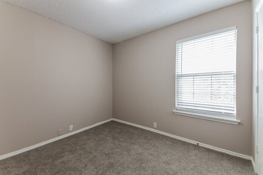 Building Photo - 1112 Beechwood Dr