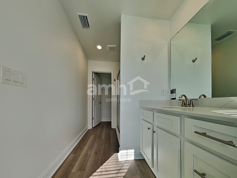 Building Photo - 5500 Front St