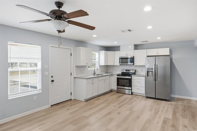 Building Photo - 8595 Parkway Dr