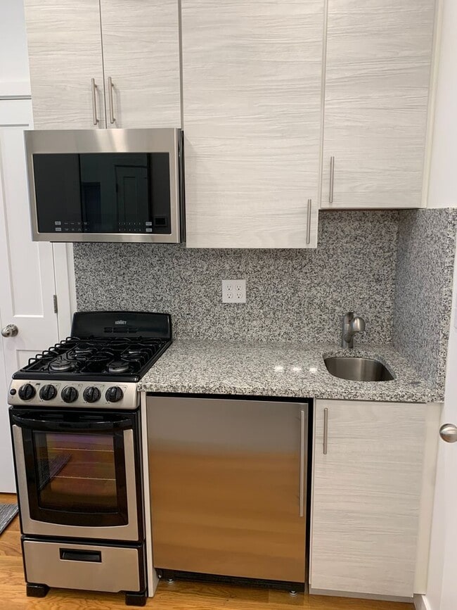 Building Photo - CHELSEA/BOSTON NO BROKER OR RENTAL FEES !!! ULTRA MODERN LIVING AT LUX 16 5TH. FULLY FURNISHED BR...