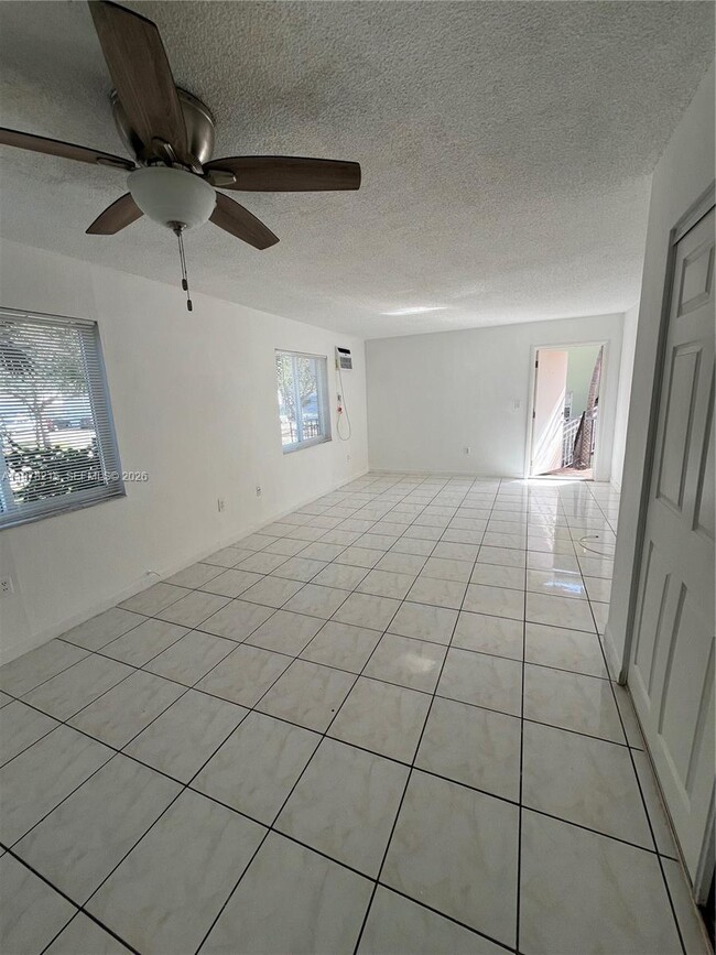 Building Photo - 960 Biarritz Dr