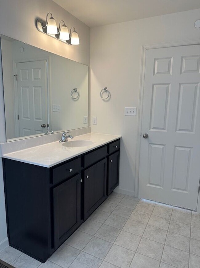 Building Photo - 7867 Oakbrook Dr