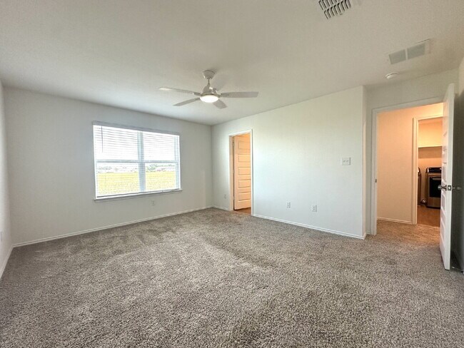 Building Photo - Spacious 4 Bed/2.5 Bath in Seguin with Easy I-10 Access