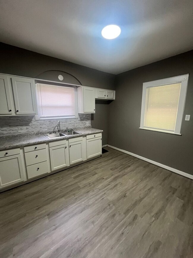 Building Photo - Gorgeous Updated 3 bedroom house!