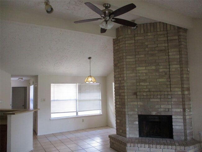 Building Photo - 19947 Mountain Dale Dr