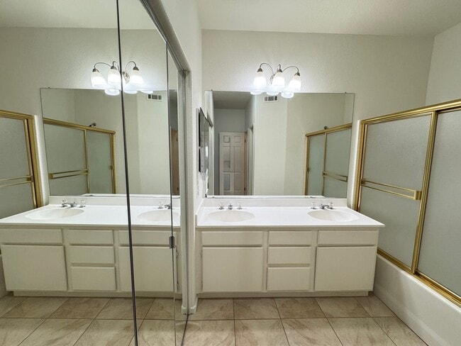 Building Photo - Beautiful 2Bd/2.5Ba Townhome in Rancho Santa Margarita w/2 Car Garage!