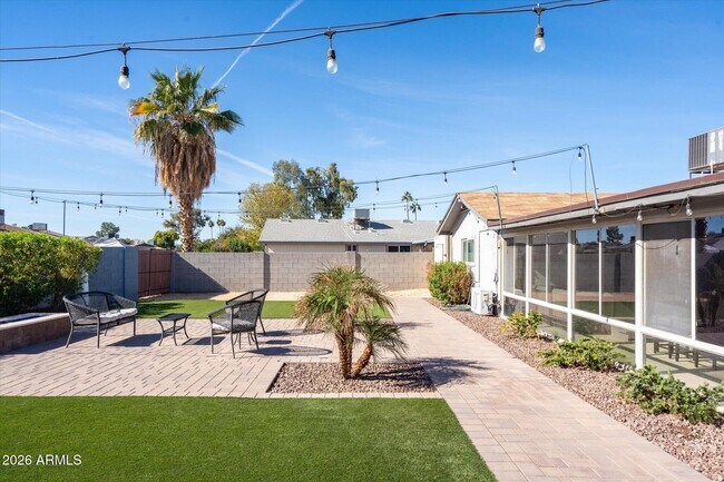 Building Photo - 1211 W Palomino Dr