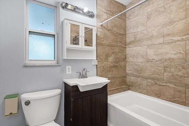 Building Photo - 1502 Daroca Dr