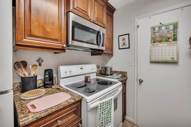 Building Photo - 132 S Island Square Dr