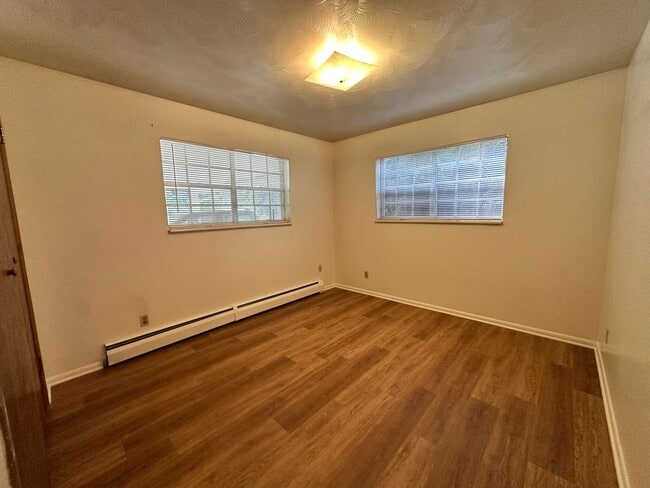 Building Photo - 3BR/2BA with parking, W/D, finished baseme...