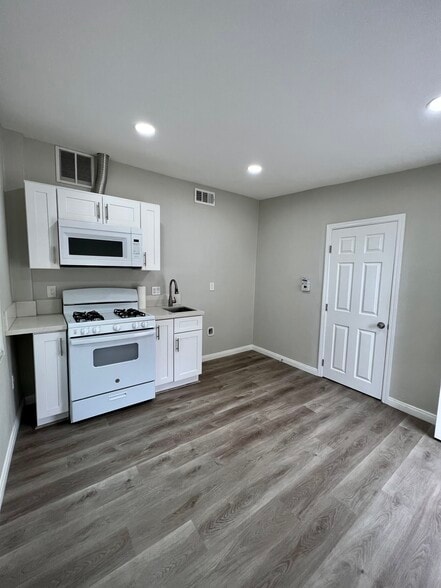Building Photo - 21629 Cottonwood Ave
