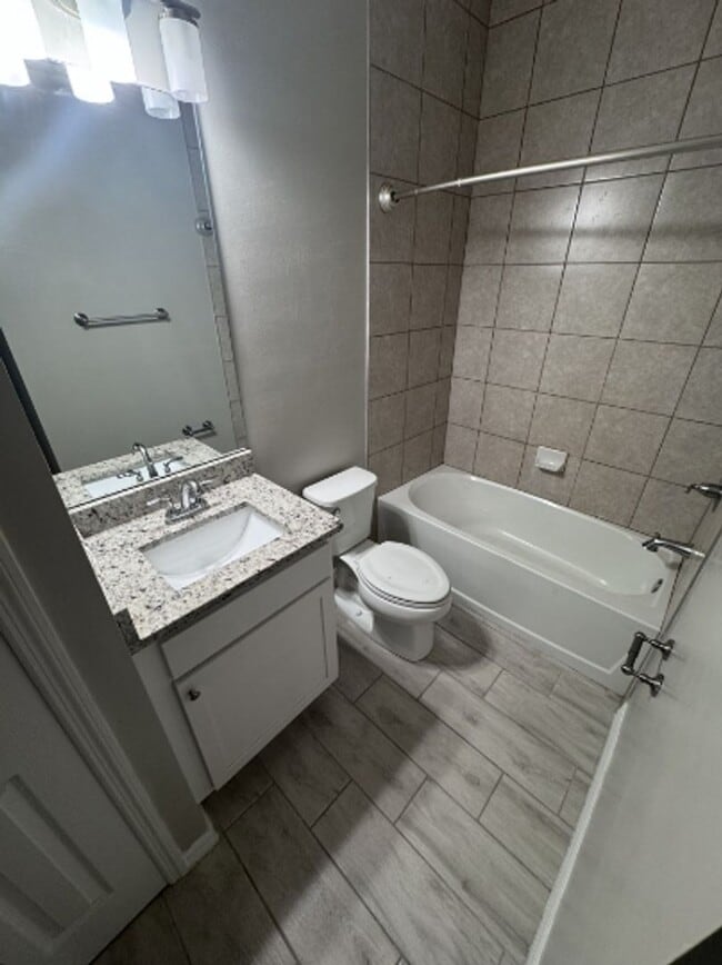 Building Photo - 402 Ne-24 Pl