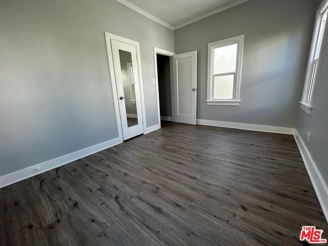 Building Photo - 759 1/2 N Ridgewood Pl