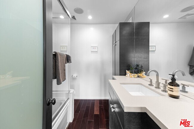 Building Photo - 2300 Ronda Vista Dr